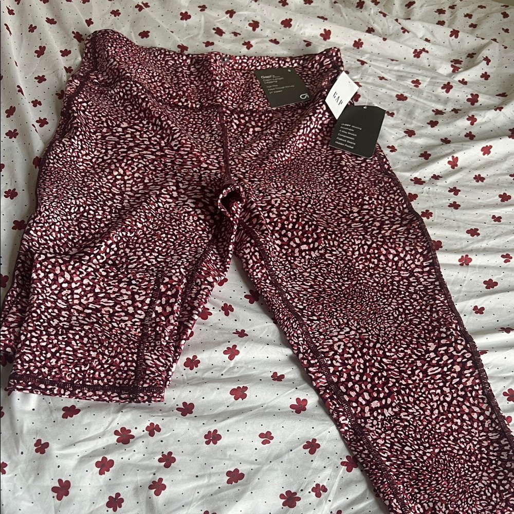 Gap fit Red and White Patterned Leggings